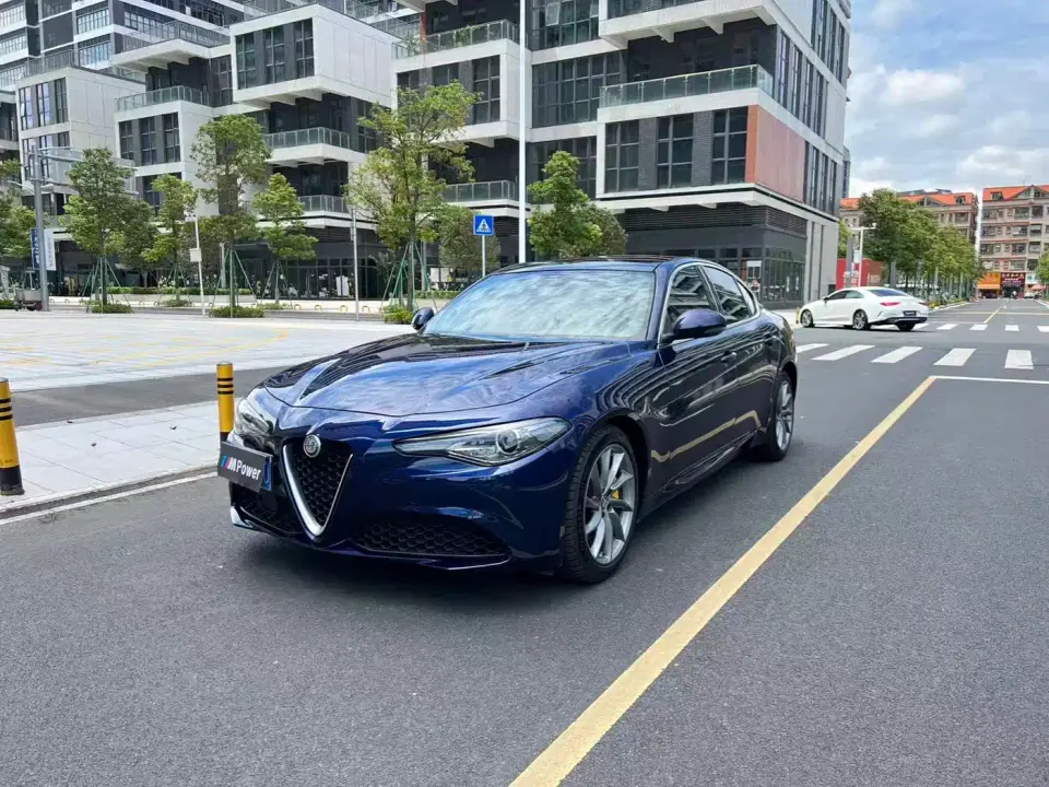 Alfa Romeo Giulia 2.0T 280HP Luxury Edition 2021