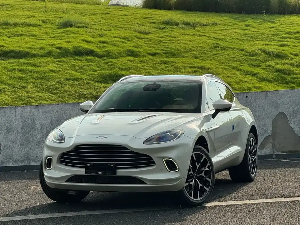 Aston Martin DBX 3.0T STRAIGHT-SIX 2022