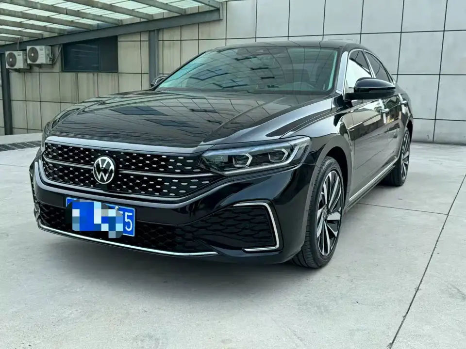 Volkswagen Passat 330TSI Starlight Luxury Edition 2022