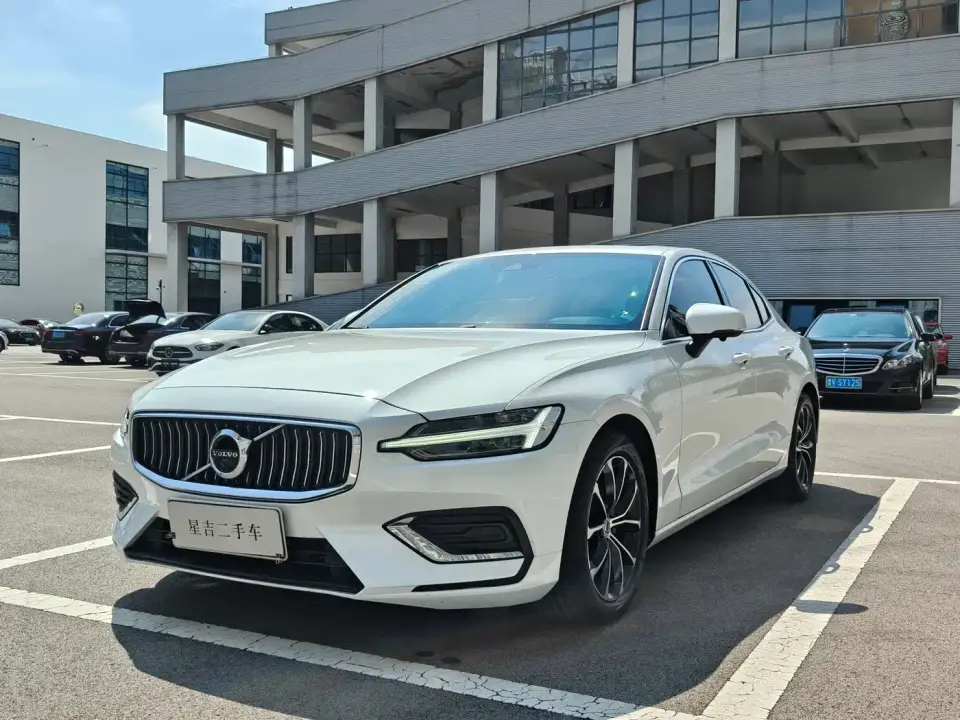 Volvo S60 B4 Smart Comfort Luxury Edition 2022