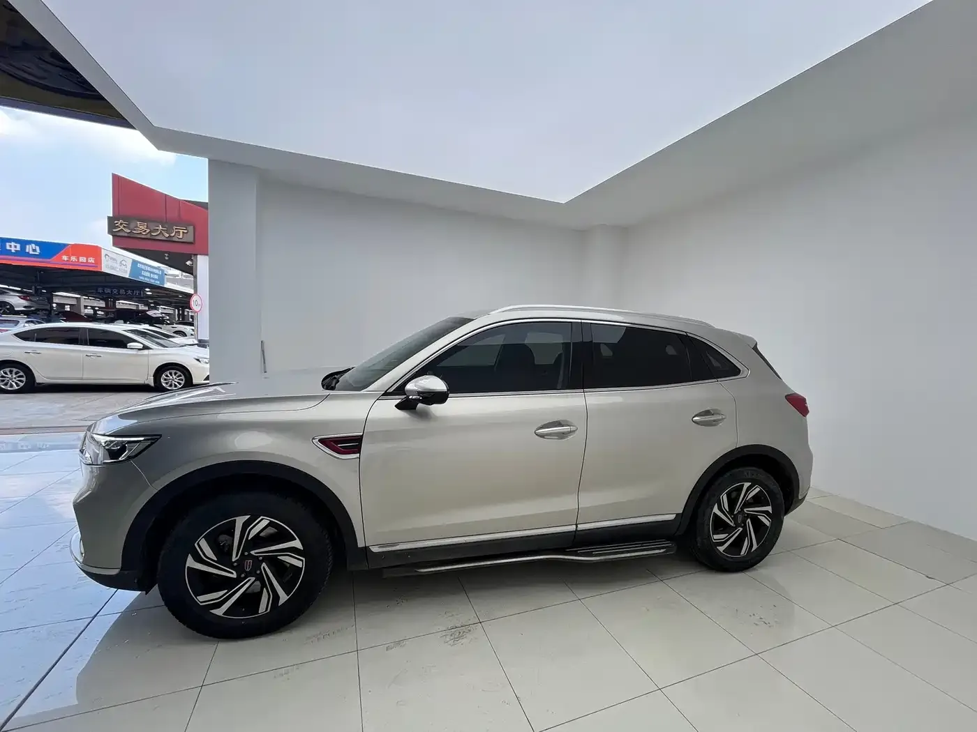 Hongqi HS5 Facelift 2.0T Smart Flag Enjoyment Edition 2022 — фото 3