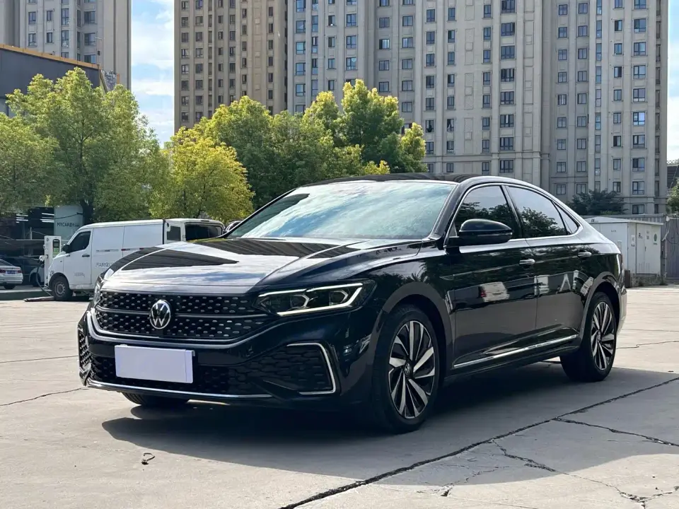 Volkswagen Passat 330TSI Starlight Luxury Edition 2022