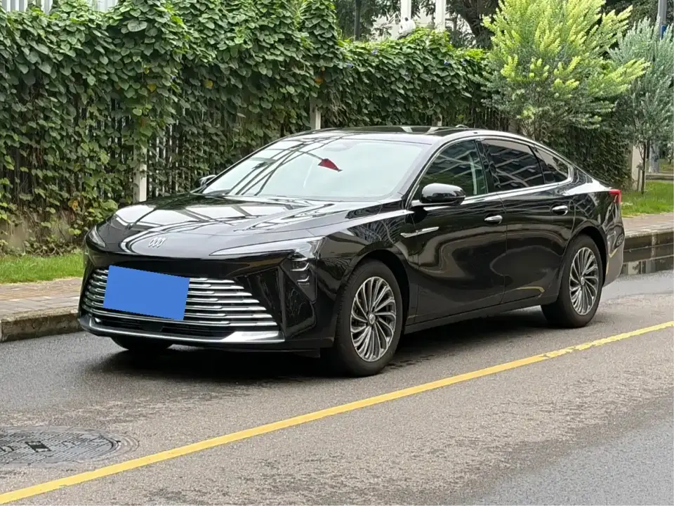 Buick LaCrosse Model 28T Platinum Edition 2025