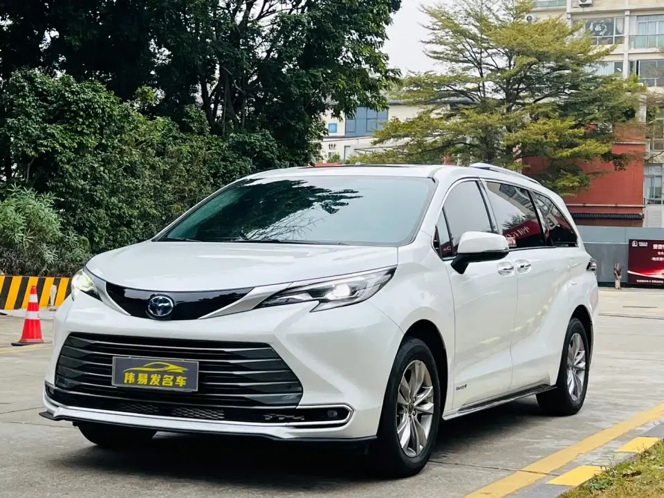 Toyota Sienna 2.5L Hybrid Luxury Edition 2023