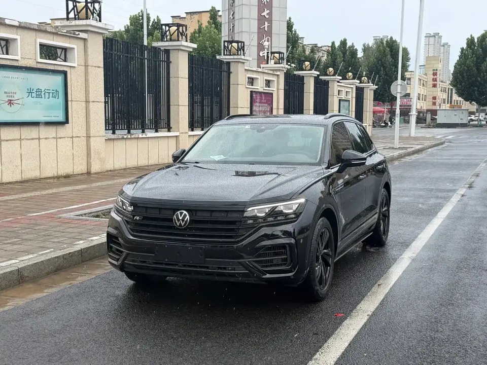 Volkswagen Touareg 3.0TSI Sharp Edition with Gloss Black Sports Package 2021