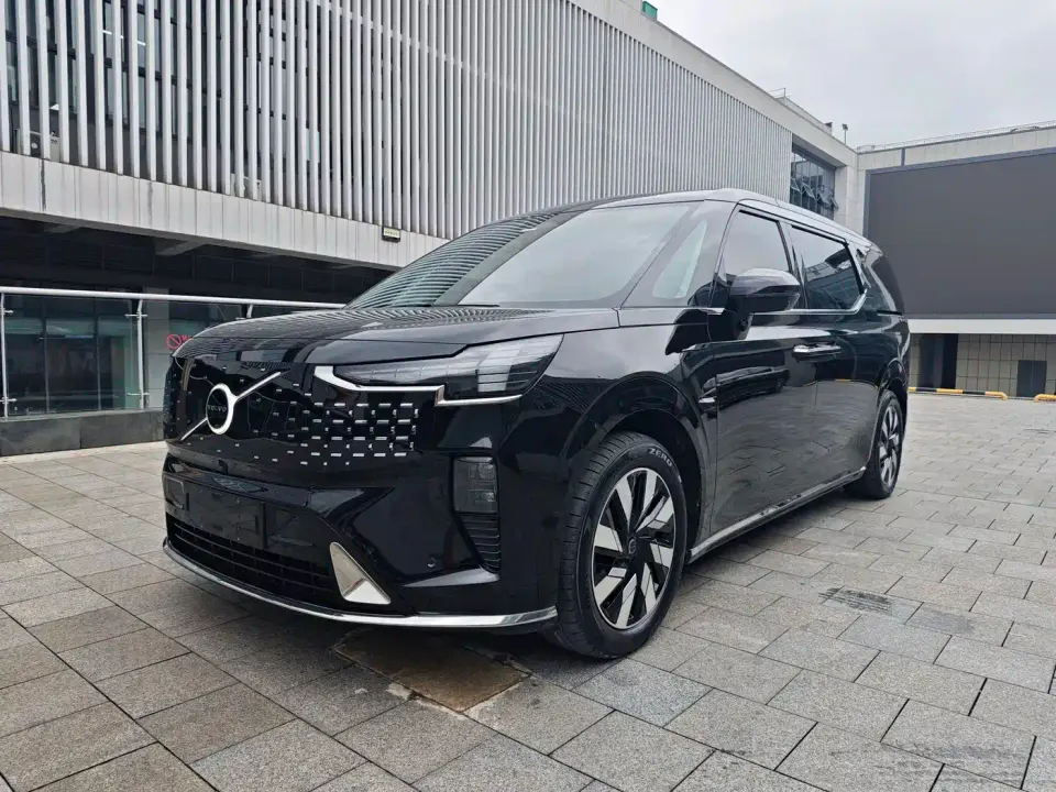 Volvo EM90 Ultra Six-Seater 2024