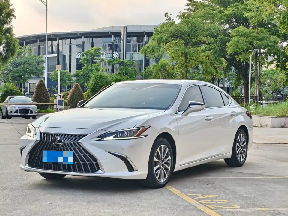 Lexus ES 200 Luxury Edition 2024