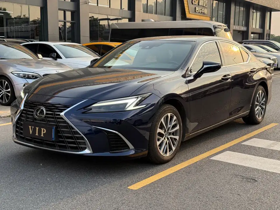 Lexus ES 300h Ultimate Edition 2025