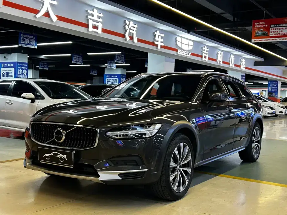 Volvo V90 Cross Country B5 AWD Momentum 2022
