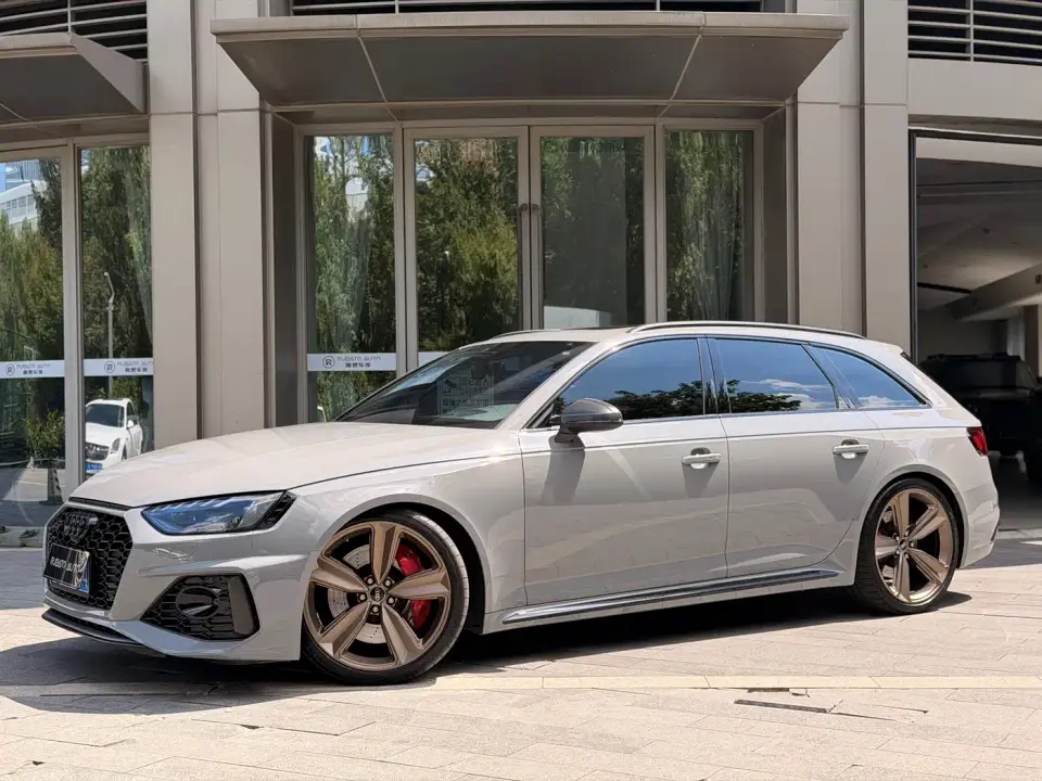 Audi RS 4 Model RS4 Avant Dark Gold Edition 2024