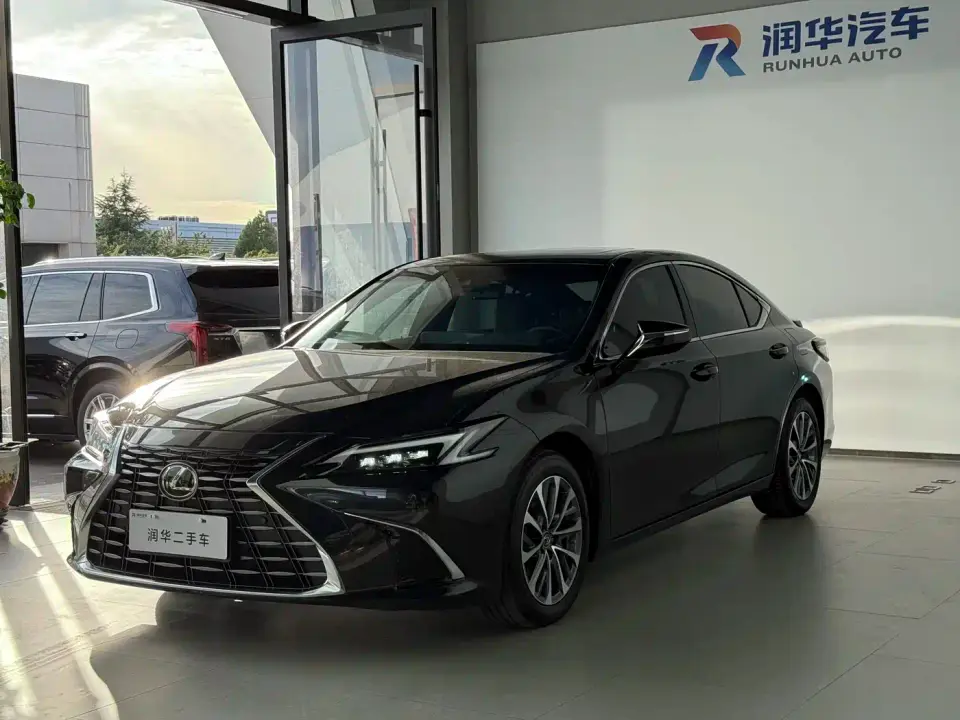 Lexus ES 300h Ultimate Edition 2025