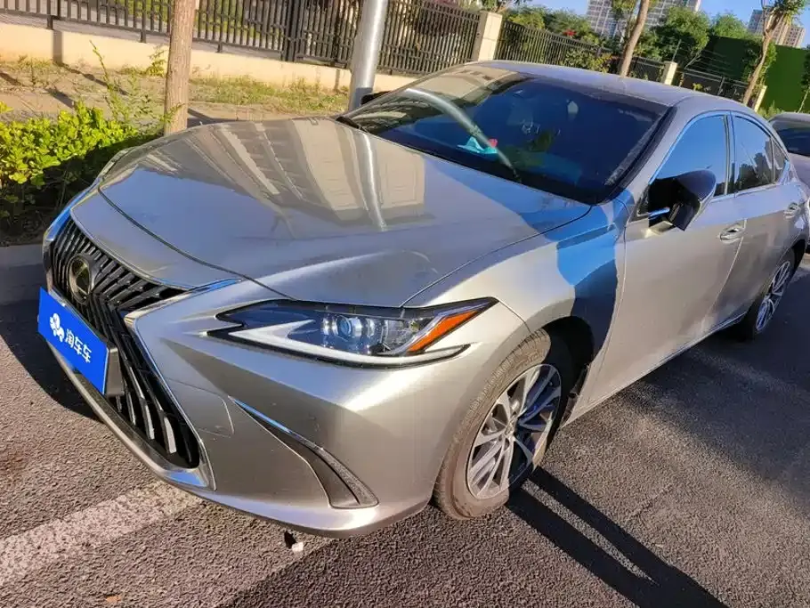 Lexus ES 200 Premium Edition 2024