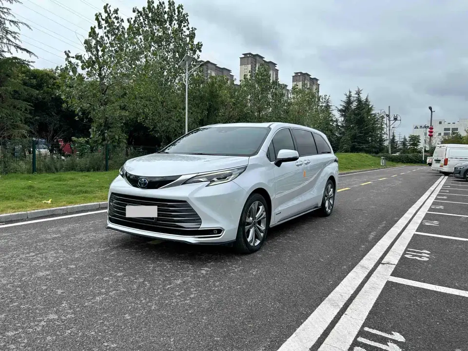 Toyota Sienna 2.5L Hybrid Premium Edition 2023