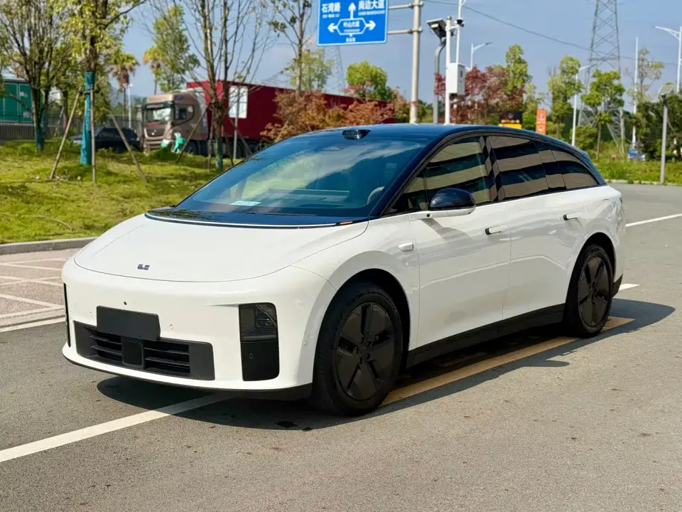 Li Auto i6 2WD Base Model 2025
