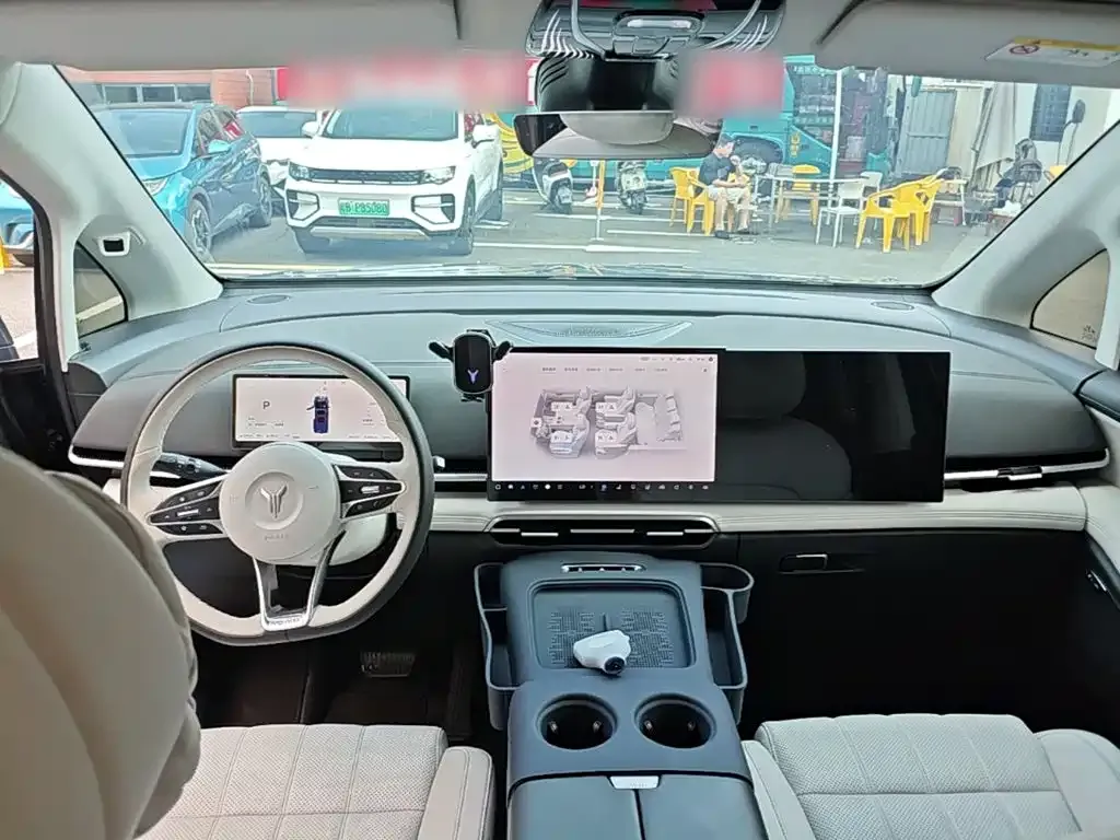 Voyah Auto Voyah Dreamer PHEV AWD Excellent Kunpeng Edition 2025 — фото 10
