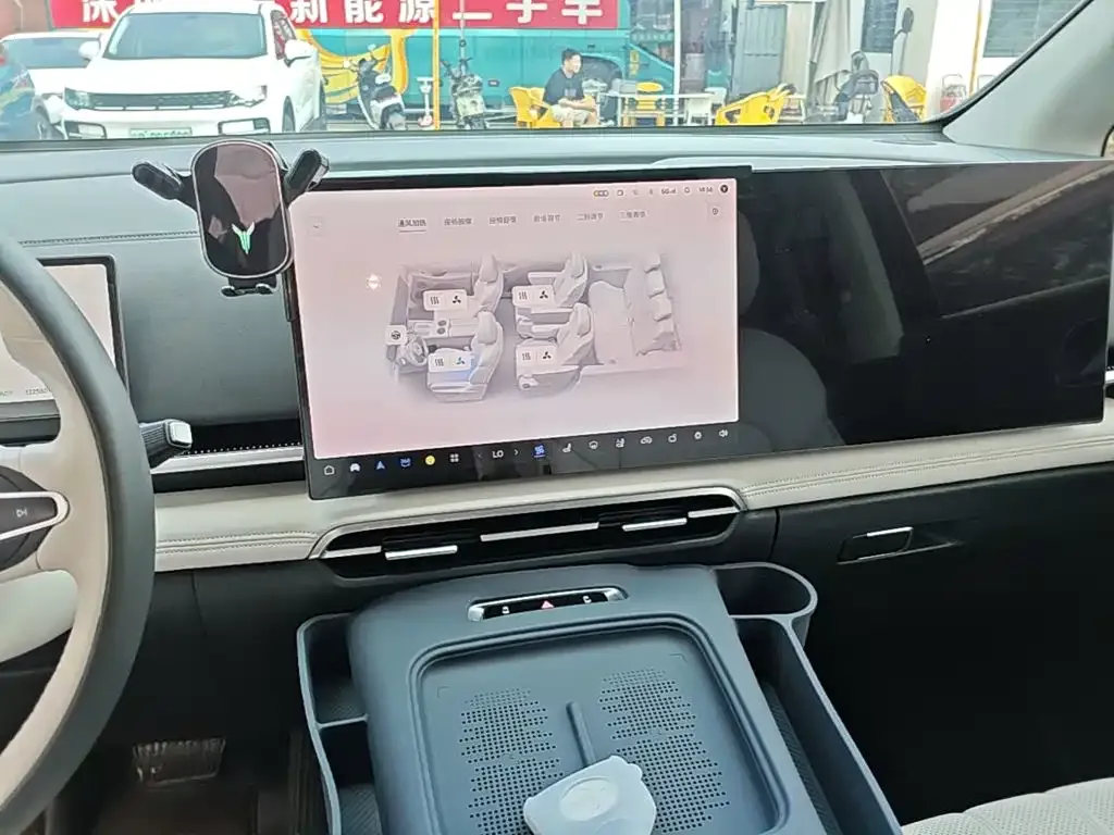 Voyah Auto Voyah Dreamer PHEV AWD Excellent Kunpeng Edition 2025 — фото 13