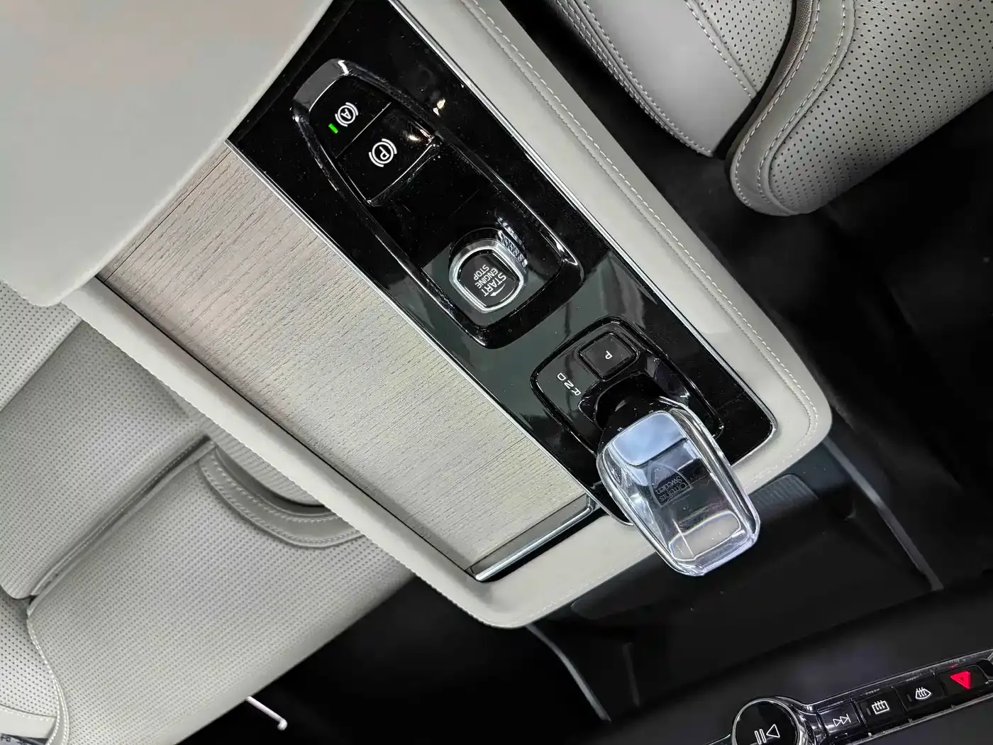 Volvo XC90 Plug-in Hybrid T8 Smart Premium Luxury 7-Seater 2025 — фото 14