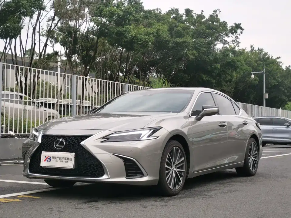 Lexus ES 300h Ultimate Edition 2025
