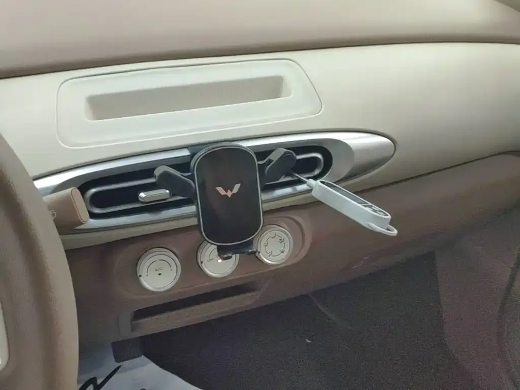 Wuling Motors Hongguang MINIEV 4-Door Advanced 2025 — фото 13