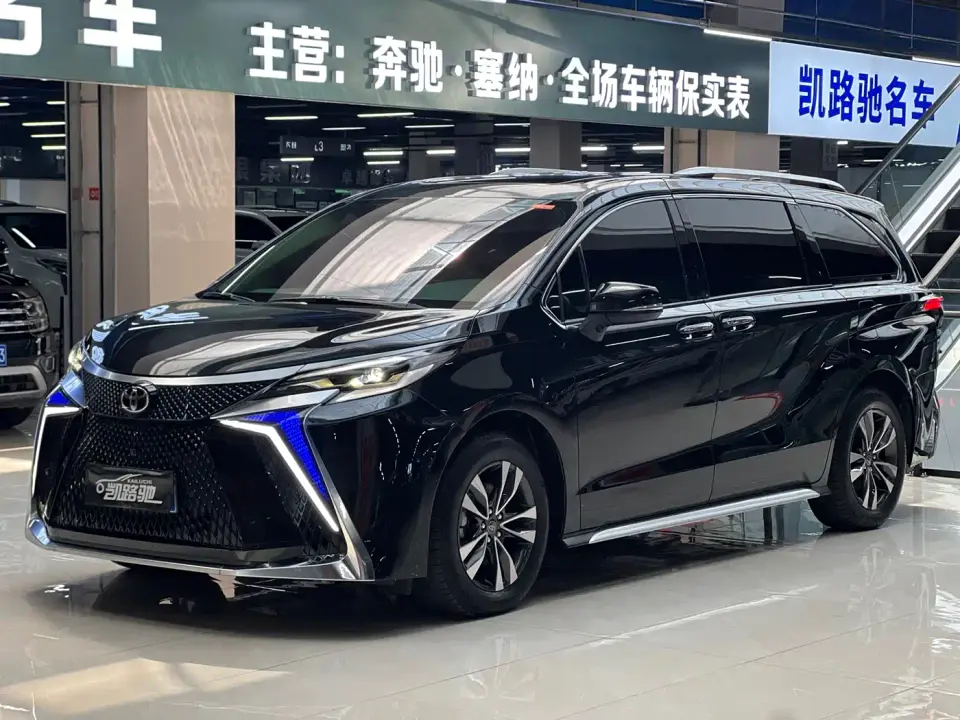 Toyota Granvia 2.5L Hybrid Luxury 2024