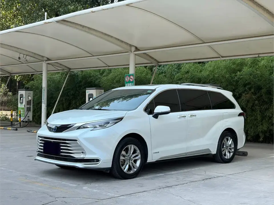 Toyota Sienna 2.5L Hybrid Platinum Edition 2022
