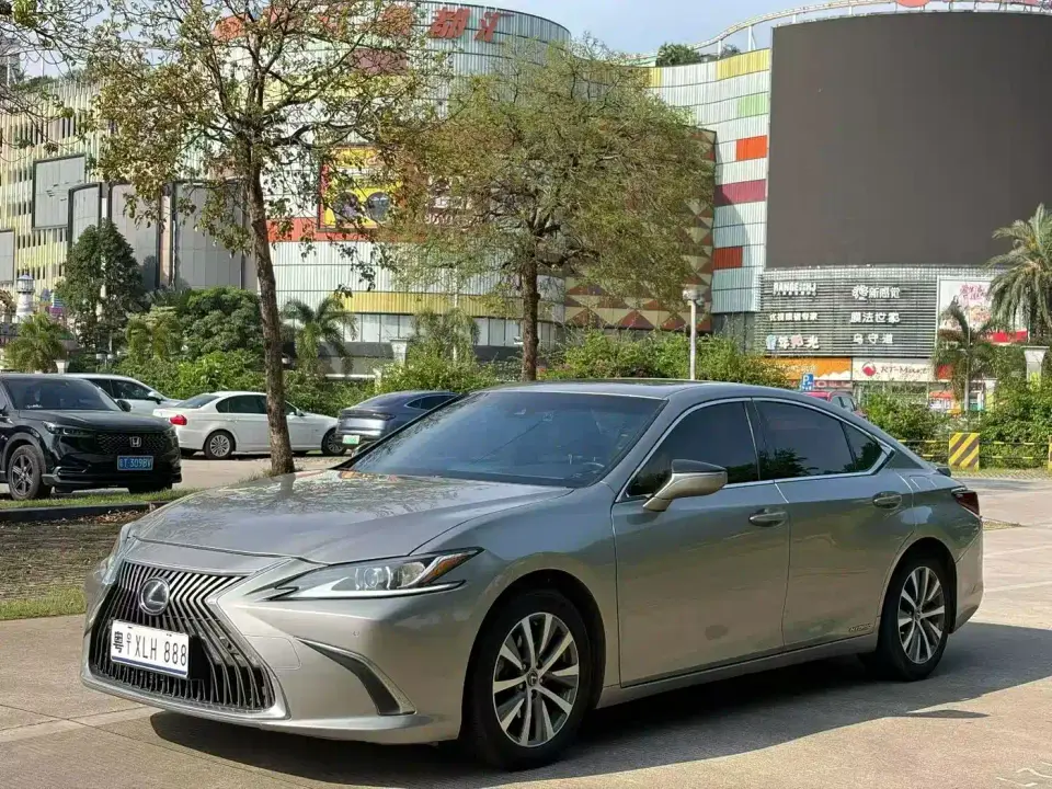 Lexus ES 300h Excellence Edition 2021
