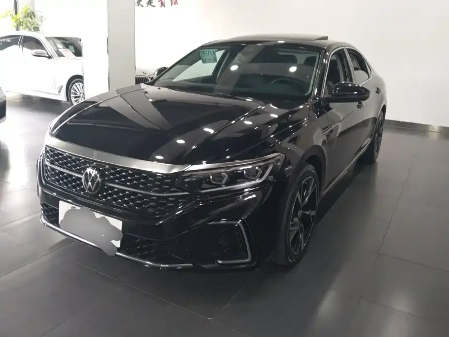 Volkswagen Passat 330TSI Starlight Luxury Edition 2022