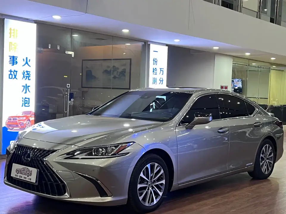 Lexus ES 300h Excellence Edition 2021