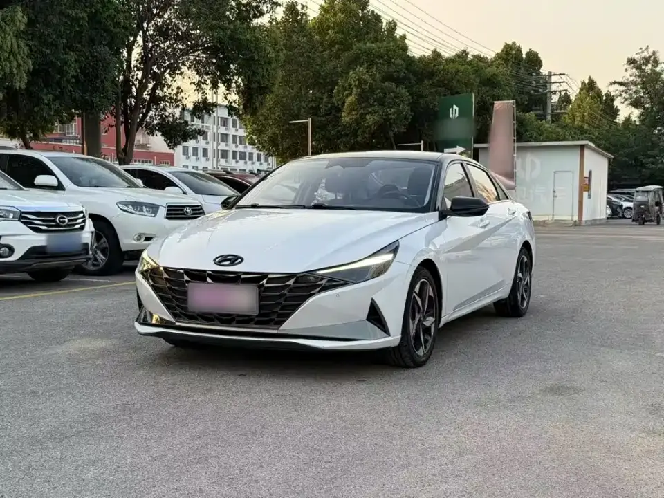 Hyundai Elantra 1.5L CVT LUX Premium Edition 2022
