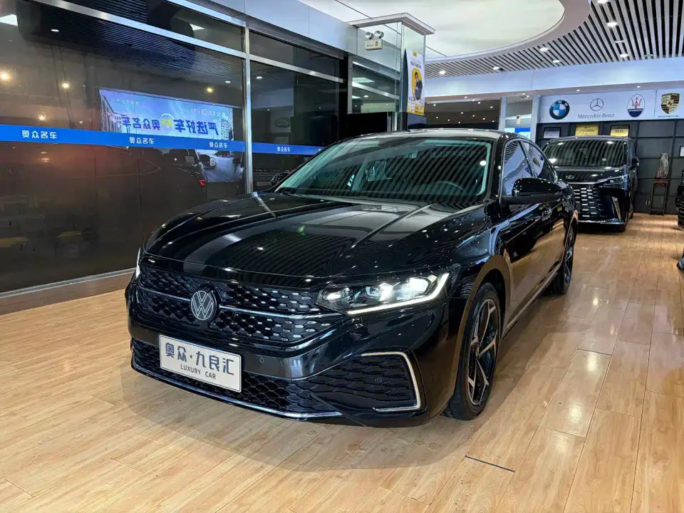 Volkswagen Passat 330TSI Starlight Elite Edition 2024