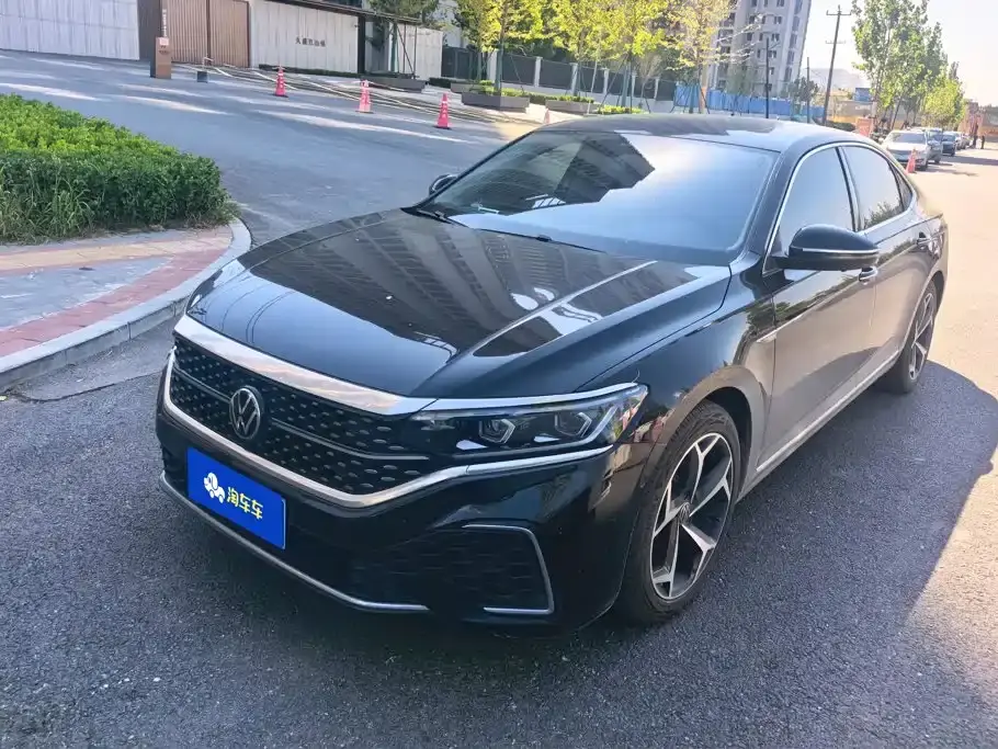 Volkswagen Passat 330TSI Starlight Luxury Edition 2023