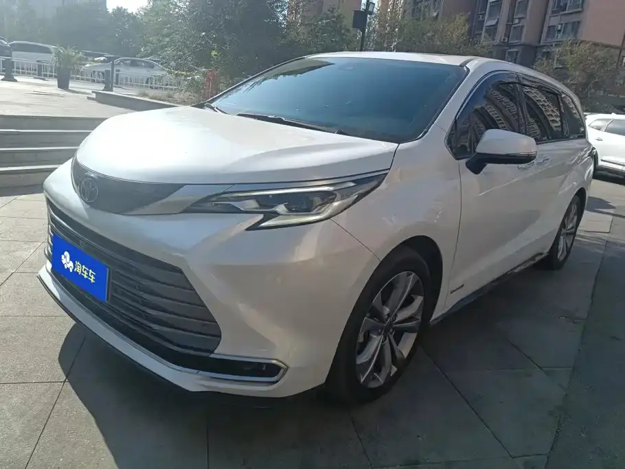 Toyota Sienna 2.5L Hybrid Premium Edition 2023