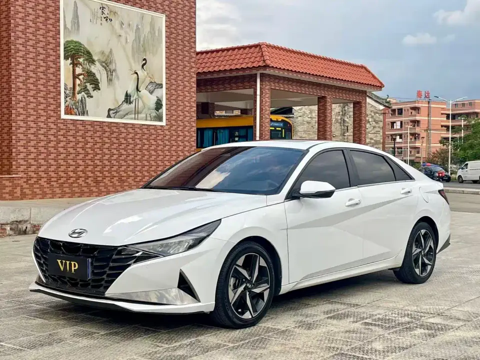 Hyundai Elantra 1.5L CVT LUX Premium Edition 2022