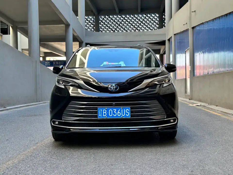 Toyota Sienna 2.5L Hybrid Premium Edition 2023
