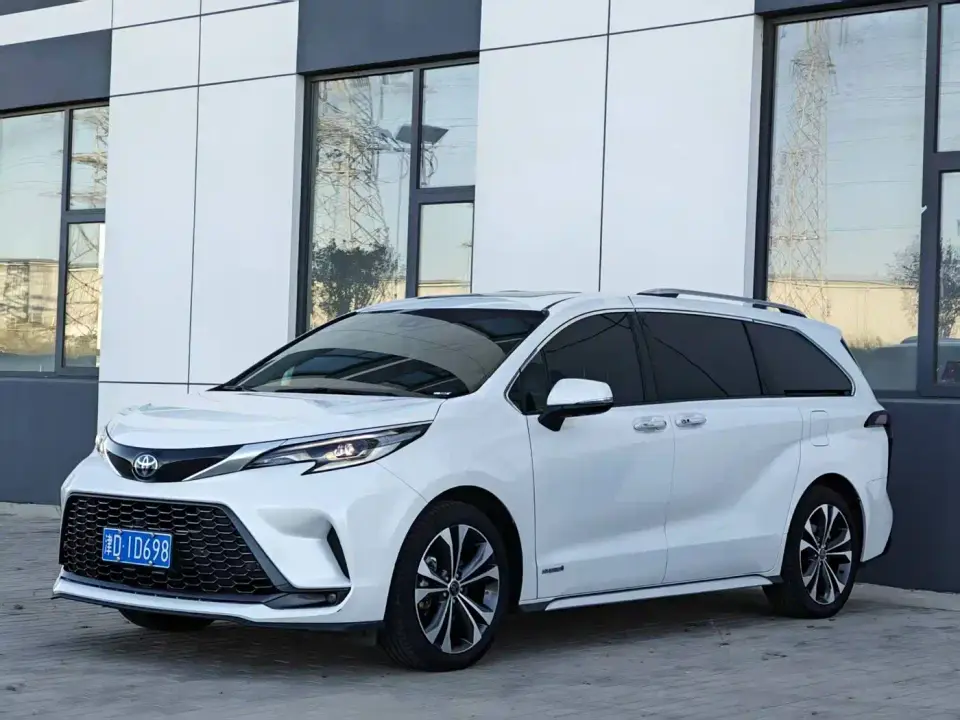 Toyota Granvia 2.5L Hybrid Premium PLUS 2024