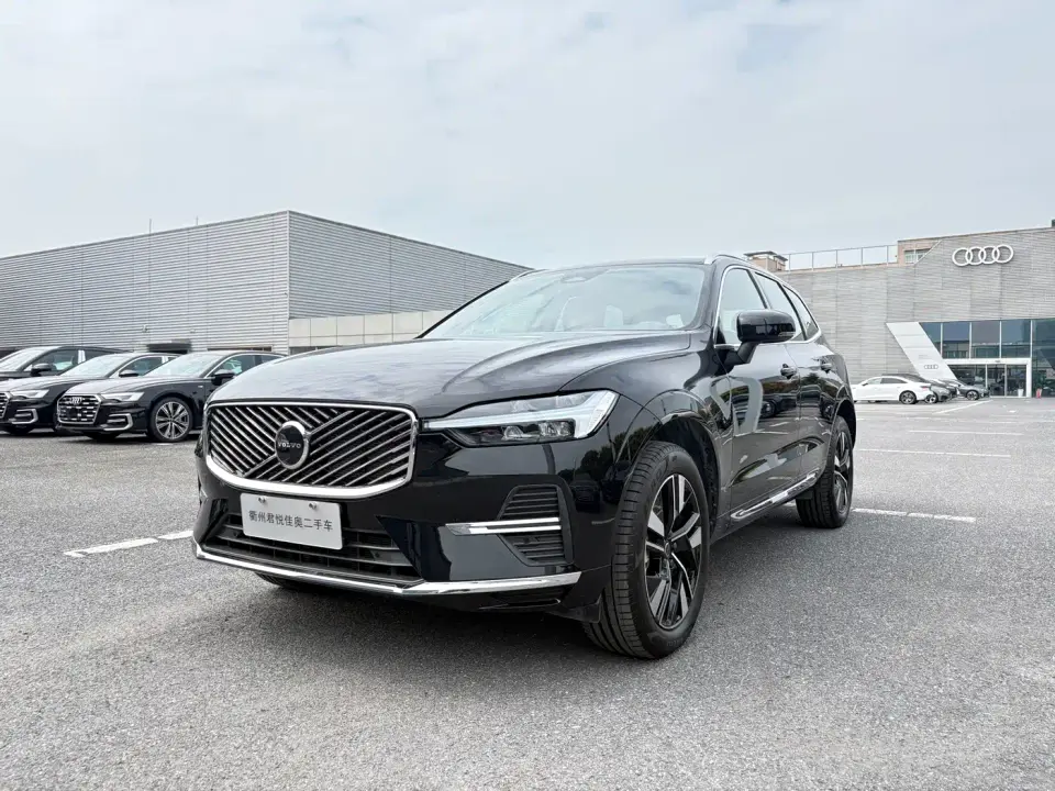 Volvo XC60 Model B5 AWD Premium Luxury 2026