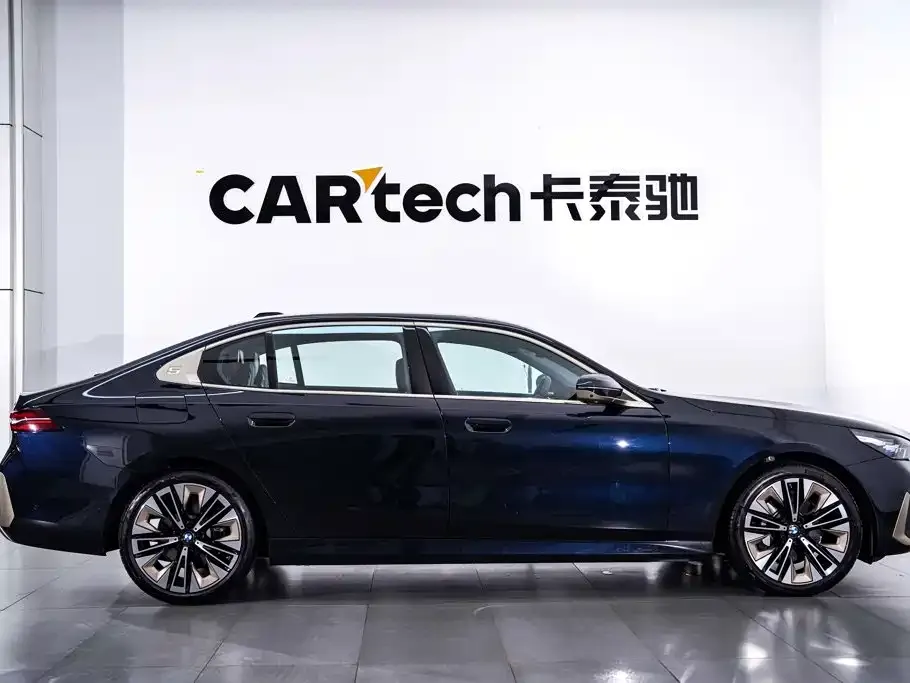BMW 5 Series 530Li Premium Luxury Package 2025 — фото 3