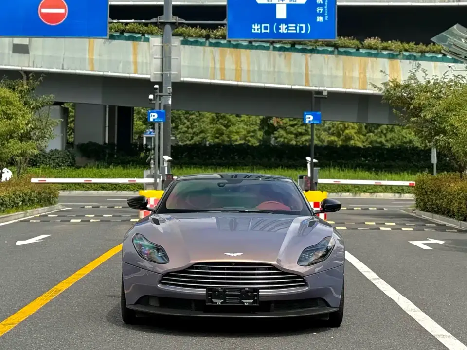 Aston Martin DB11 4.0T V8 Coupe 2022