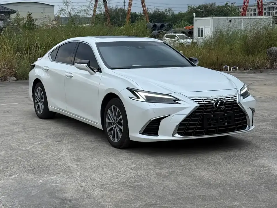 Lexus ES 300h Ultimate Edition 2025