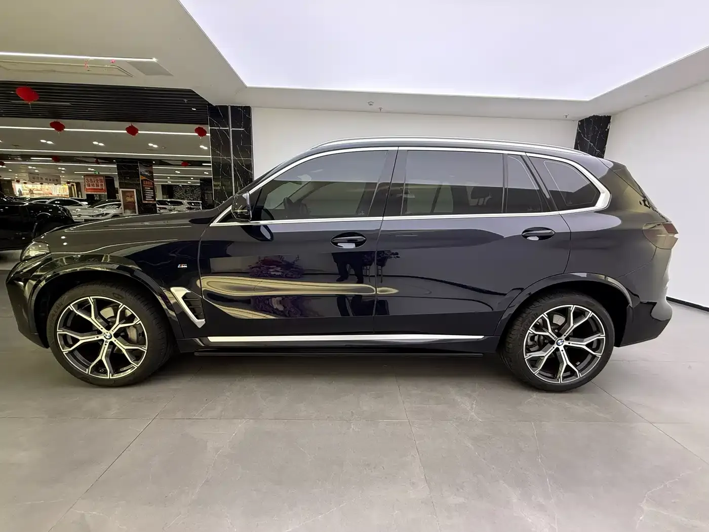 BMW X5 Model xDrive 30Li Exclusive M Sport Blackout Package 2025 — фото 10