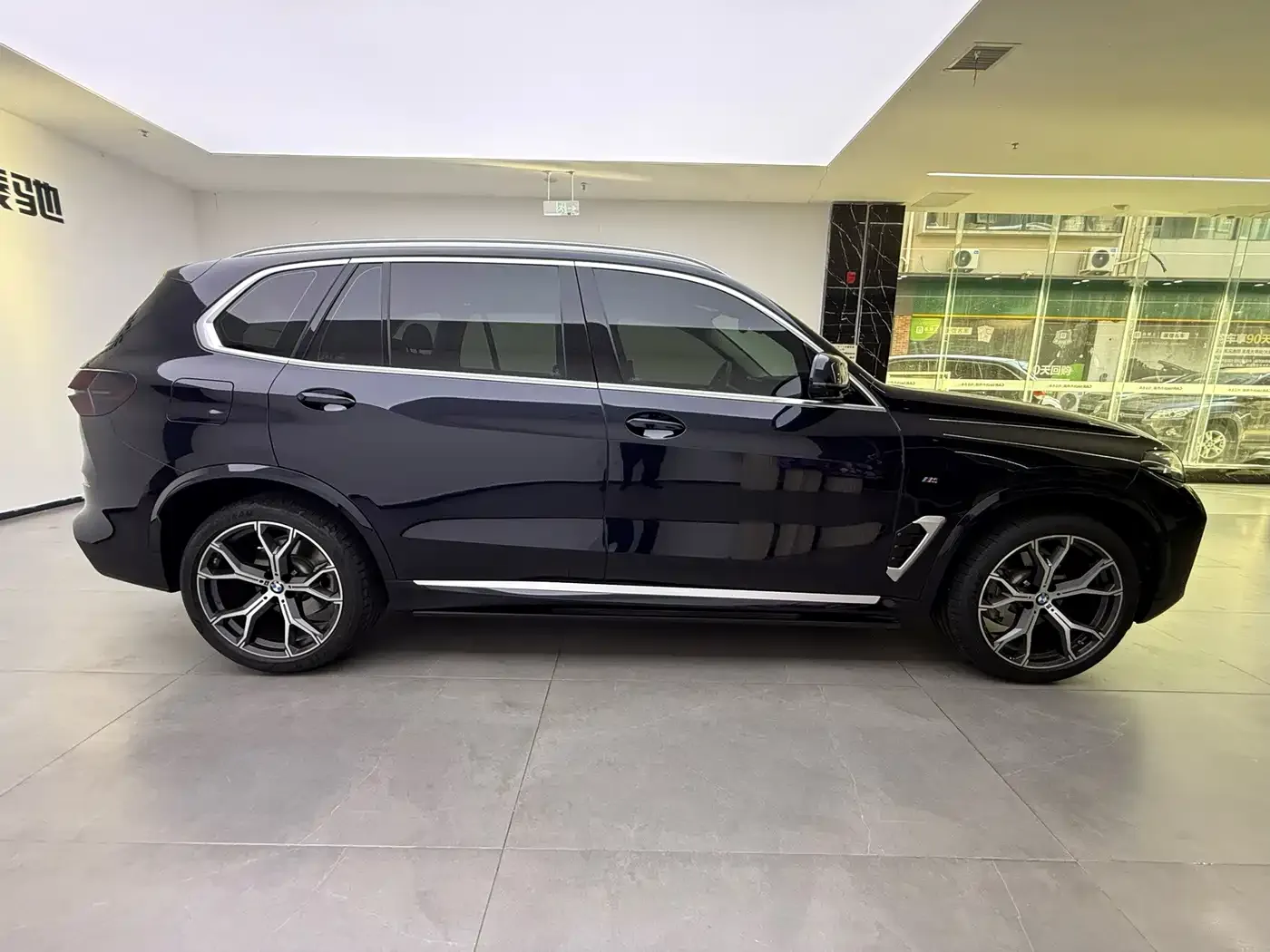 BMW X5 Model xDrive 30Li Exclusive M Sport Blackout Package 2025 — фото 11