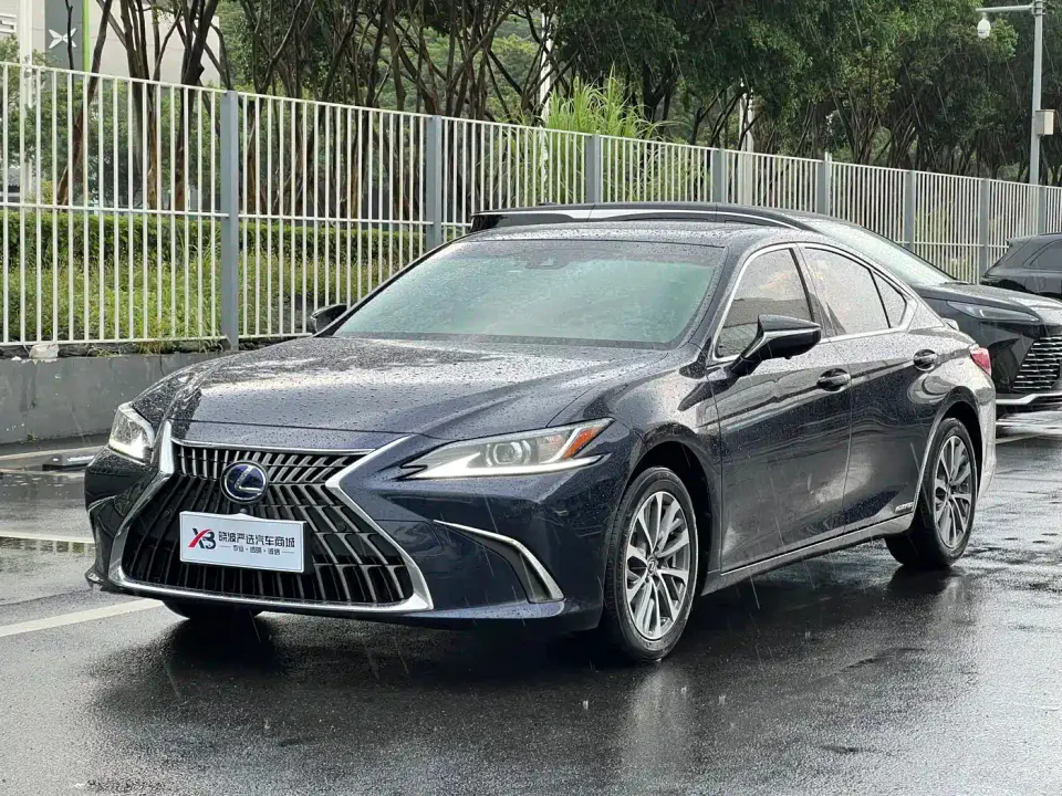 Lexus ES 300h Excellence Edition 2021