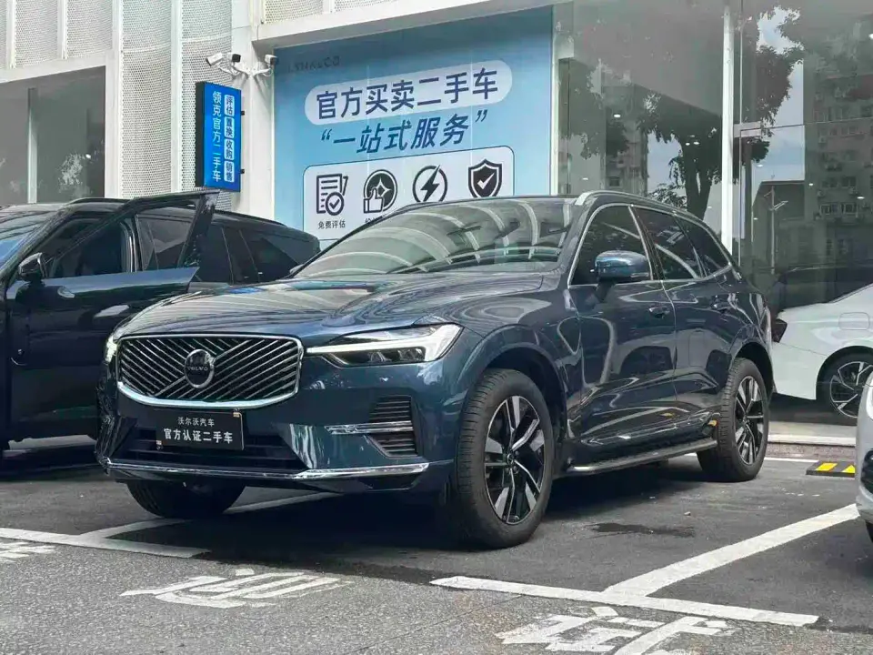 Volvo XC60 Model B5 AWD Premium Luxury 2025