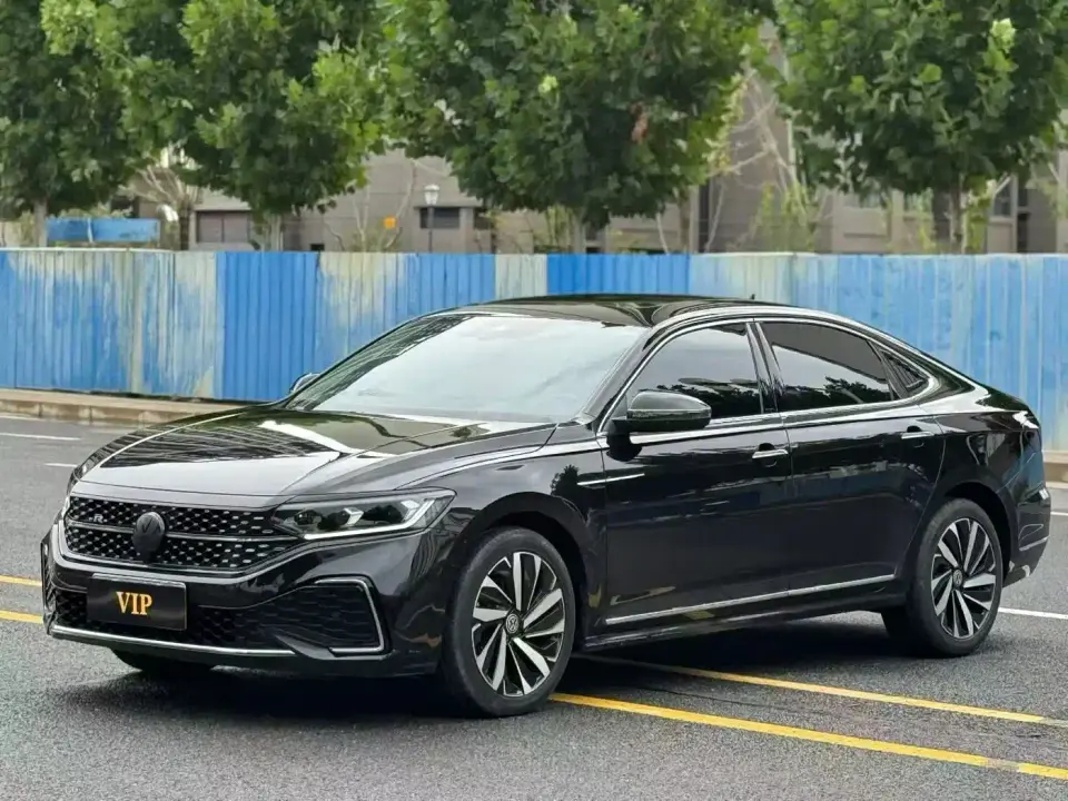 Volkswagen Passat 330TSI Starlight Luxury Edition 2022