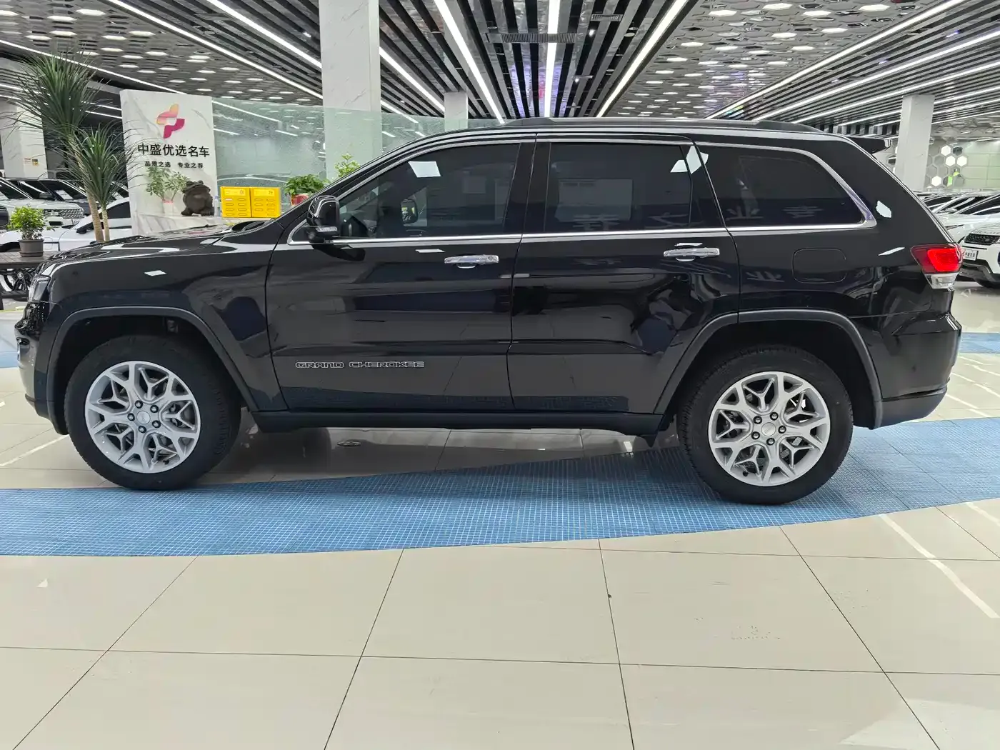 Jeep Grand Cherokee (Import) 3.0L 80th Anniversary Edition 2022 — фото 4