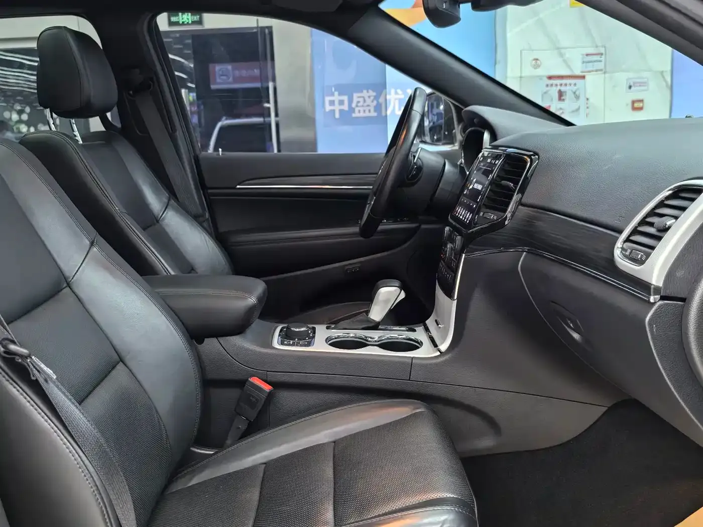 Jeep Grand Cherokee (Import) 3.0L 80th Anniversary Edition 2022 — фото 15