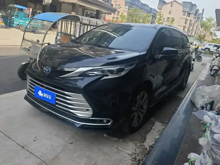 Toyota Sienna 2.5L Hybrid Platinum Edition 2024