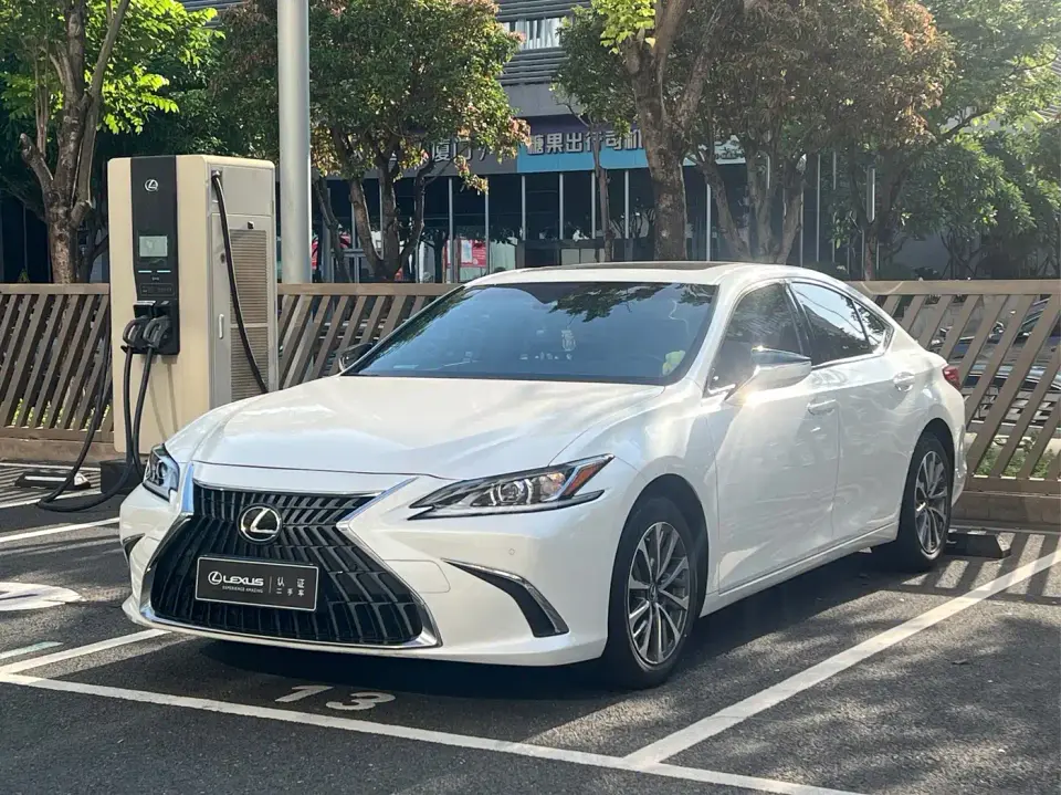 Lexus ES 200 Excellence Edition 2022