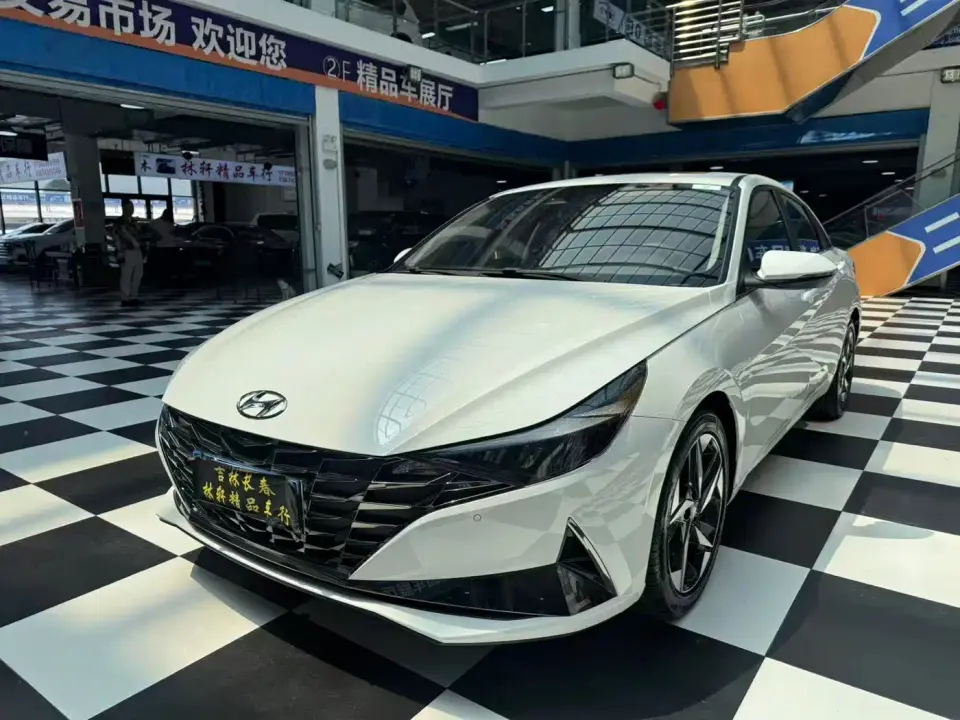 Hyundai Elantra 1.5L CVT LUX Premium Edition 2022