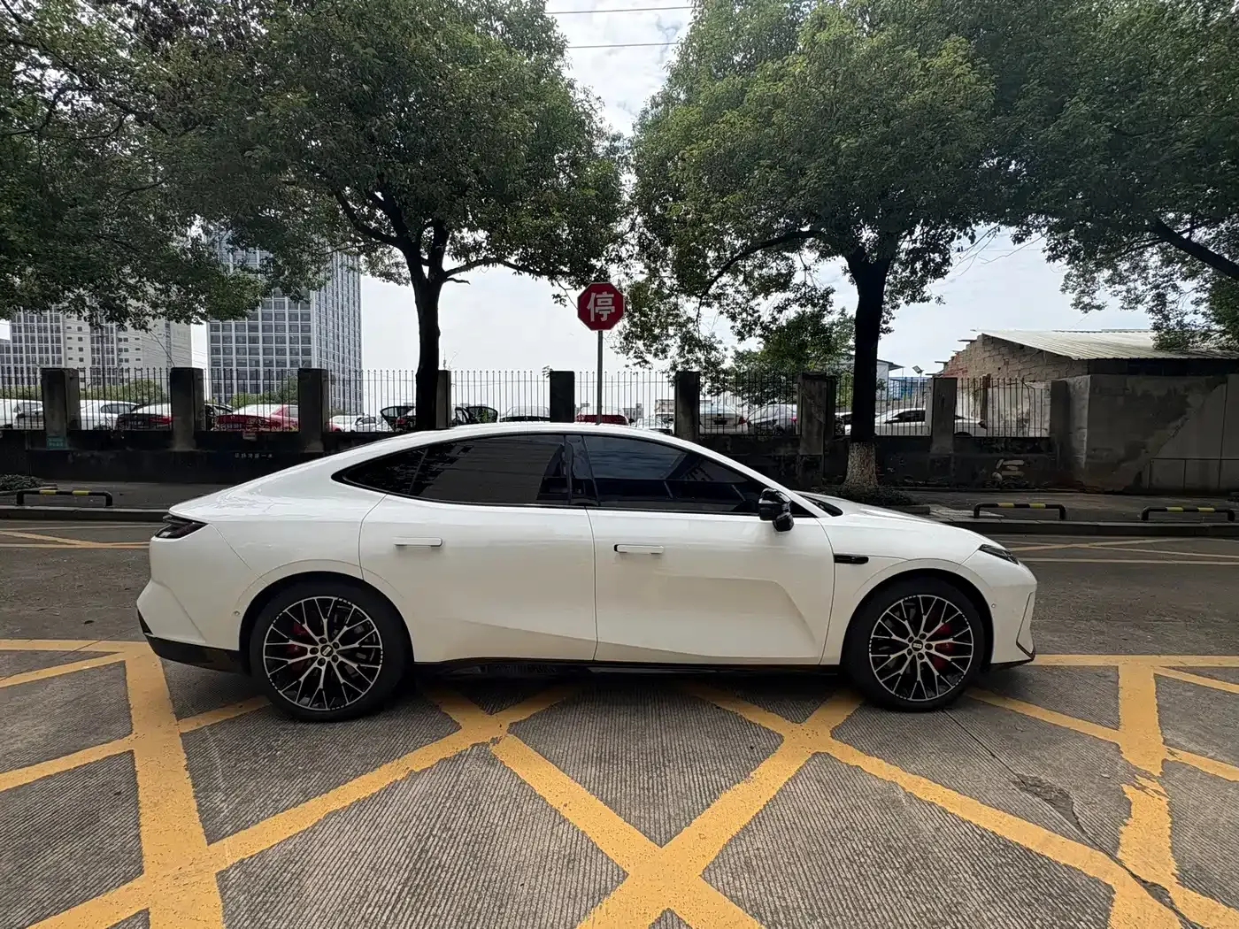 Geely Galaxy Galaxy E8 Model 610km Premium Edition 2025 — фото 4
